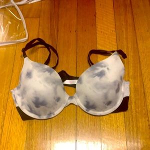 This nice and simple tie die colored pink t shirt bra :)